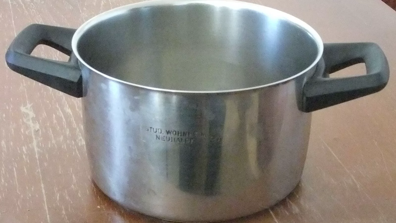 Single stainless-steel pot suitable for boiling and acidic camp meals