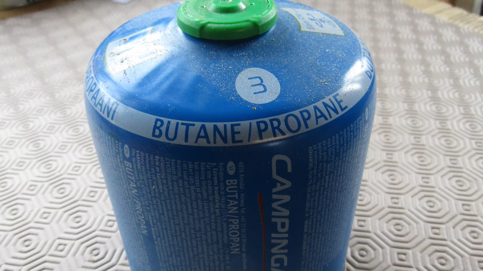 Disposable camping-gas cylinder requiring condition and connection checks