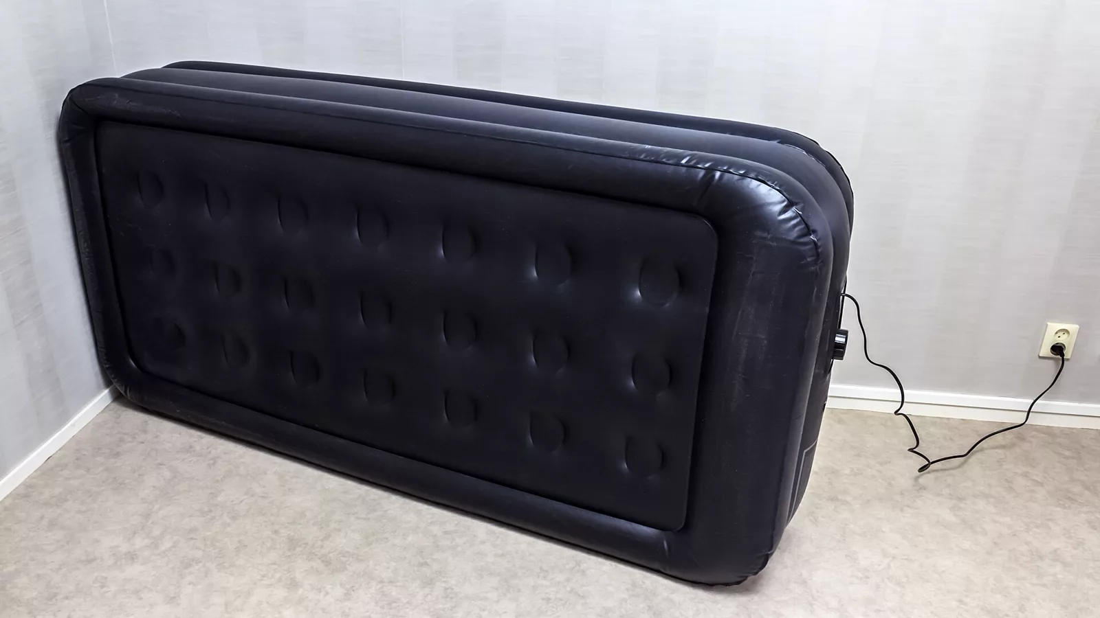 Inflatable air mattress with an internal pump
